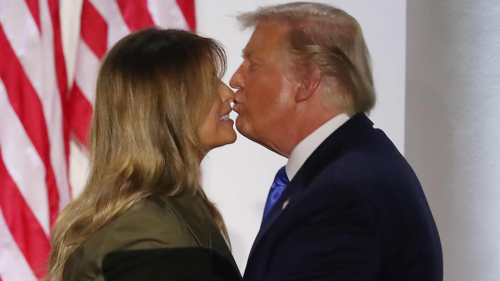  US President Donald J. Trump kisses US First Lady Melania Trump after the First Lady delivered her speech during the second night of the Republican National Convention, in the Rose Garden at the White House in Washington, DC, USA, 25 August 2020. Du