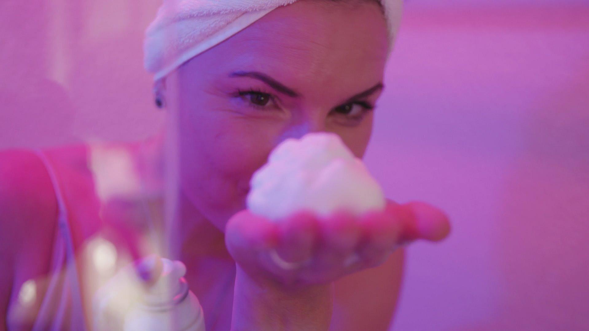 RTL-Reporterin Louisa Noack testet den Duschschaum "MeDusch