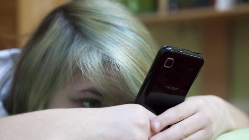 Wenn Kinder und Jugendlichen auf einer Online-Plattform belästigt werden, sollten sie sich Unterstützung suchen - zum Beispiel von ihren Eltern. Foto: Silvia Marks/dpa-tmn