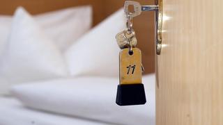 Ein Schlüssel steckt in einer Hotelzimmertür