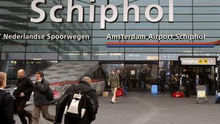 ARCHIV - 14.02.2008, Niederlande, Amsterdam: Reisende stehen am Haupteingang des Flughafen Schiphol. Polizisten haben auf dem Amsterdamer Großflughafen Schiphol einen mit einem Messer bewaffneten Mann angeschossen. Foto: Evert Elzinga/epa/dpa +++ dpa-Bildfunk +++