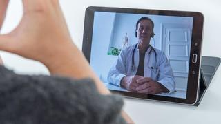 Ein Patient und ein Arzt unterhalten sich per Video