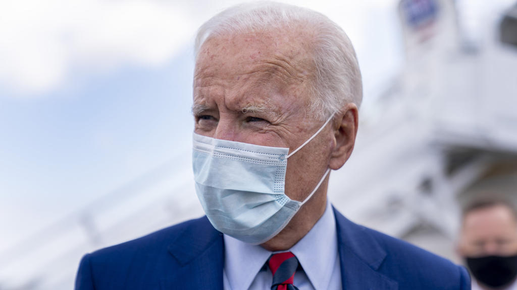 05.10.2020, USA, New Castle: Joe Biden (M), demokratischer Bewerber um die Präsidentschaftskandidatur und ehemaliger US-Vizepräsident, spricht mit Journalisten am Flughafen New Castle. Biden ist auf dem Weg zu einer Wahlkampfveranstaltung in Miami. F
