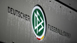 ARCHIV - Ein Logo an der Zentrale des Deutschen Fussball-Bundes (DFB), aufgenommen am 14.12.2011 in Frankfurt am Main. Foto: Fredrik von Erichsen/dpa (zu dpa-Meldung: «WM 2006: DFB räumt Ungereimtheiten um Zahlung an FIFA ein» vom 16.10.2015) +++(c) dpa - Bildfunk+++