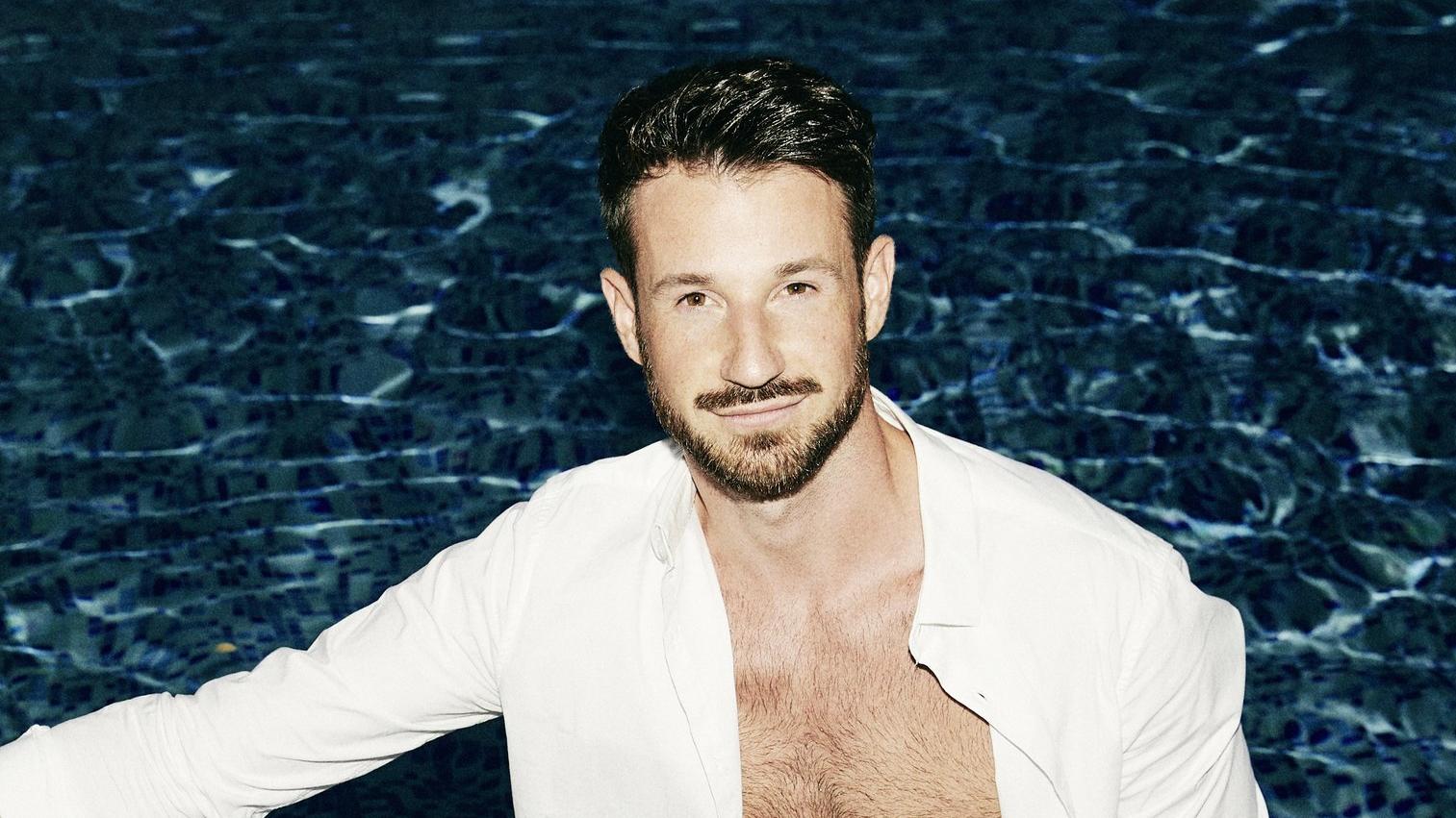 HANDOUT - 31.07.2020, ---: "Prince Charming" Alexander Schäfer. Er geht in der Sonne Kretas unter 20 Singles auf die Suche nach seinem Traummann. Die zweite Staffel der schwulen Datingshow «Prince Charming» startet am 12. Oktober beim Streamingdienst
