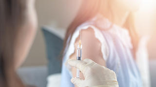 Junge Frau wird gegen HPV geimpft.