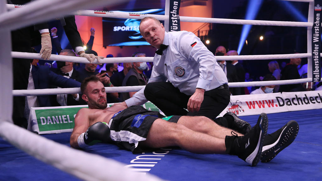 10.10.2020, Sachsen-Anhalt, Magdeburg: Boxen: WM-Kampf zwischen D. Bösel und R. Krasniqi, IBO-Weltmeisterschaft und WBA-Interims-Weltmeisterschaft im Halbschwergewicht. Dominic Bösel (l) liegt nach einem Niederschlag in der dritten Runde benommen neb