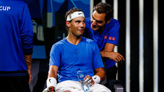 Rafael Nadal (li.) ist mit 20 Grand-Slam-Titeln mit Roger Federer gleichgezogen.
