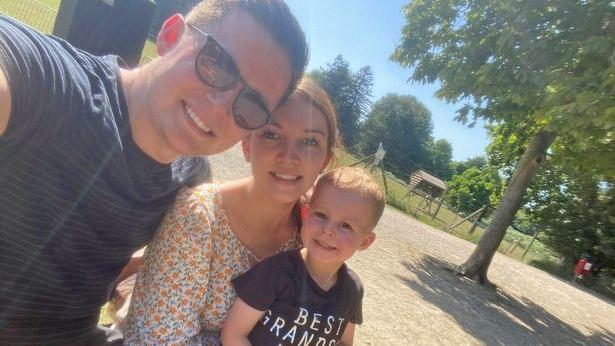 Amy Williams mit ihrem Sohn Archie und ihrem Freund.
