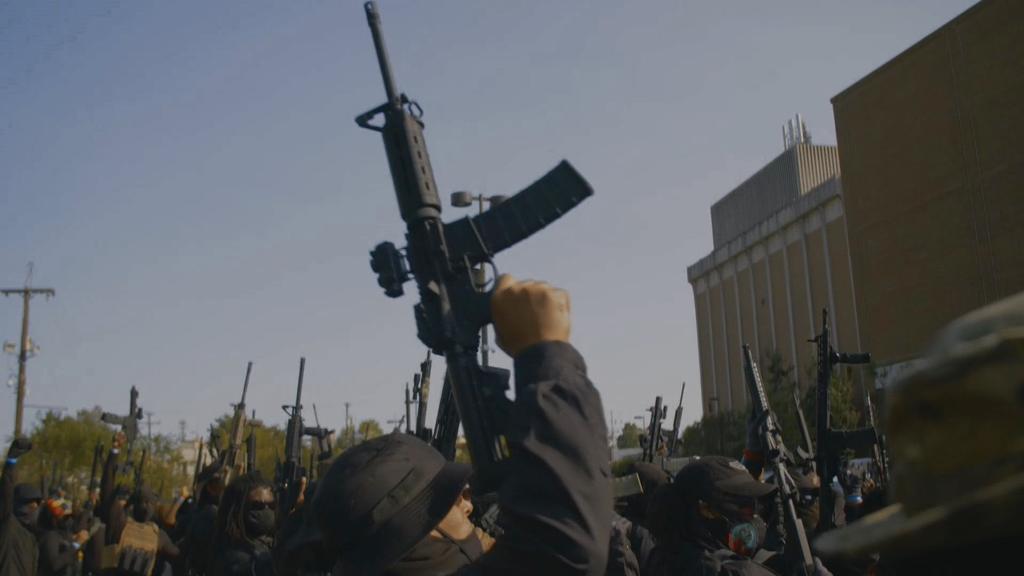 Die NFAC bezeichnet sich selbst nicht als Protestler, sie sind eine schwarze Miliz. Eine Miliz, die eine Bewegung unterstützt - schwer bewaffnet und zu allem bereit. Diesen Eindruck bekommen auch wir, als wir mit der Miliz unterwegs sind.