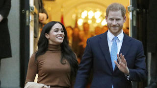 ARCHIV - 07.01.2020, Großbritannien, London: Der britische Prinzen Harry und seine Frau, Herzogin Meghan, verlassen das Kanada-Haus. Prinz Harry und Herzogin Meghan steigen ins Filmgeschäft ein: Das Paar werde in Zukunft Serien und Filme für Netflix produzieren, wie der Streamingdienst am 02.09.2020 mitteilte. Dazu gehören auch Dokumentationen, Spielfilme und Angebote für Kinder. (zu dpa "Netflix-Vertrag: Prinz Harry und Meghan werden Hollywood-Produzenten") Foto: Frank Augstein/AP/dpa +++ dpa-Bildfunk +++