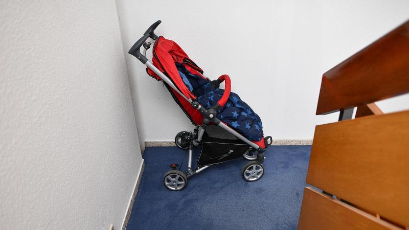 Die Wohnung ist zu klein. Aber darf man den Kinderwagen dann einfach so im Treppenhaus abstellen?. Foto: Uwe Anspach/dpa-tmn