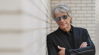 23.09.2020, USA, New York: Jon Bon Jovi, Sänger aus den USA, lehnt an einer Wand. Die Rochband Bon Jovi haben ein neues Album mit dem Titel «2020» veröffentlicht. Foto: Drew Gurian/Invision/AP/dpa +++ dpa-Bildfunk +++