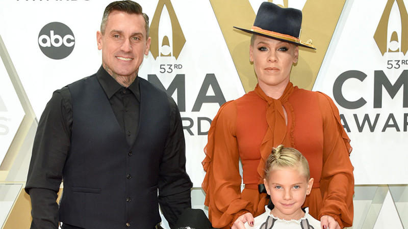 carey hart schiesst mit seinen kindern