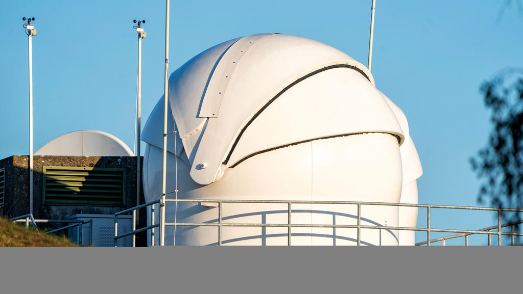21.09.2020, Nordrhein-Westfalen, Uedem: Ein Teleskop des Nationalen Lage- und Führungszentrum für Sicherheit im Luftraum in Uedem. Verteidigungsministerin Kramp-Karrenbauer hat ein neues Weltraumoperationszentrum der Luftwaffe in Dienst gestellt. Der