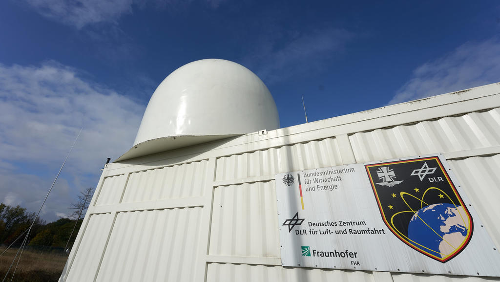 12.10.2020, Rheinland-Pfalz, Koblenz: Einer der zwei mit Radarantennen ausgestatteten Container des Weltraumüberwachungsradars am Rand des Truppenübungsplatzes Schmidtenhöhe. Die Kollisionsgefahr für funktionierende Satelliten. mit Weltraumschrott wä