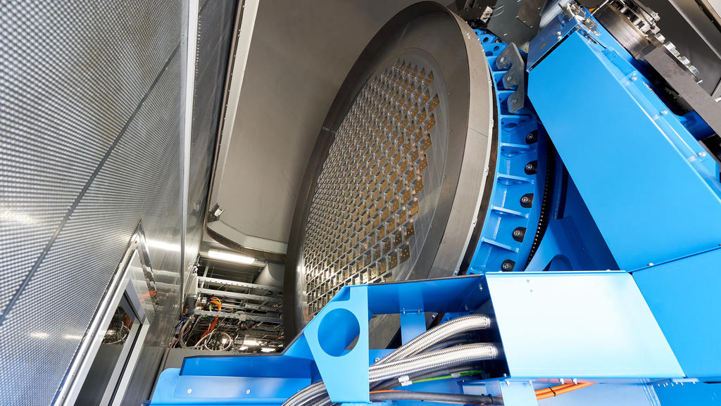 12.10.2020, Rheinland-Pfalz, Koblenz: Die Radarantenne des Weltraumüberwachungssystems am Rand des Truppenübungsplatzes Schmidtenhöhe besteht aus 256 Modulen. Die Kollisionsgefahr für funktionierende Satelliten mit Weltraumschrott wächst. Das erste i