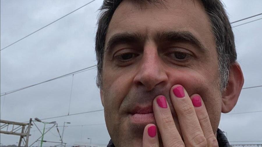 Ronnie O'Sullivan lackiert seine Fingernägel pink - aus einem besonderen Grund (Quelle: Twitter/ronnieo147)