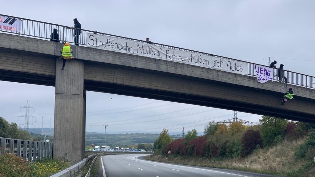 Aktivisten seilen sich von der Autobahnbrücke zwischen Idstein und Bad Camberg ab.