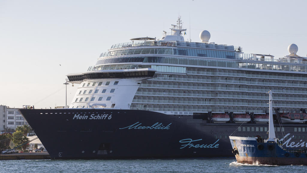 29.09.2020, Griechenland, Piräus: Das Kreuzfahrtschiff «Mein Schiff 6» mit mehreren Corona-Infizierten an Bord hat am frühen Dienstagmorgen in der griechischen Hafenstadt Piräus angelegt. Alle Reisenden und Crewmitglieder sollen einen Coronavirus-Tes