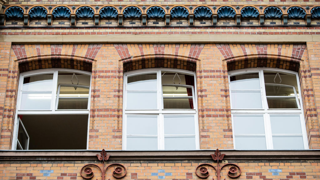 25.09.2020, Baden-Württemberg, Stuttgart: Fenster einer Grundschule sind zum Lüften geöffnet. Zur Vermeidung von Corona-Ansteckungen in den Schulen empfehlen Wissenschaftler nach Angaben der Kultusministerkonferenz (KMK) regelmäßiges Lüften in kurzen
