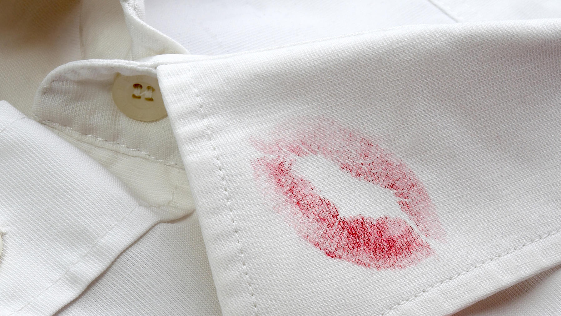Lippenstift auf Kleidung mit Haarspray beseitigen .