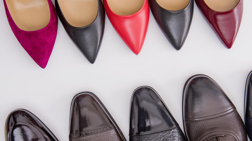 Schuhe erst polieren und dann mit Haarspray einsprühen.