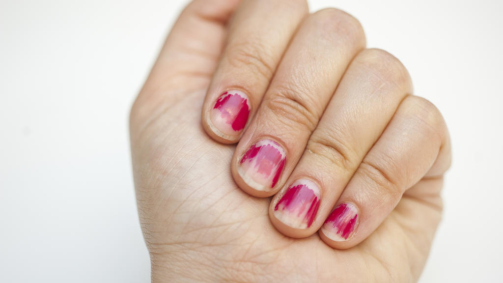 Nagellack kann auch mit Haarspray entfernt werden.