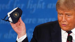 President Donald Trump and First Lady Melania Trump have tested positive for coronavirus COVID-19, it was announced by the White House this morning, Friday, October 2, 2020. Trump holds up his mask during the first presidential debate against Democratic presidential candidate, former Vice President Joe Biden in Cleveland, Ohio on Tuesday, September 29, 2020. PUBLICATIONxINxGERxSUIxAUTxHUNxONLY WAXP2020100243 KEVINxDIETSCH
