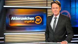ARCHIV - 05.02.2019, Bayern, Grünwald: ZDF-Moderator Rudi Cerne im Studio der Sendung «Aktenzeichen XY ... ungelöst». Foto: Sina Schuldt/dpa +++ dpa-Bildfunk +++