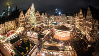 ARCHIV - 25.11.2015, Hessen, Frankfurt/Main: Im festlichen Lichterglanz erstrahlt der Weihnachtsmarkt.   (zu dpa «Advent in der Corona-Krise: Hessische Städte planen Weihnachtsmärkte») Foto: Boris Roessler/dpa +++ dpa-Bildfunk +++