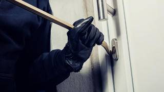 Einbrecher lockten eine Familie aus Offenbar mit einem gefälschten Corona-Schreiben aus dem Haus. (Symbolfoto)