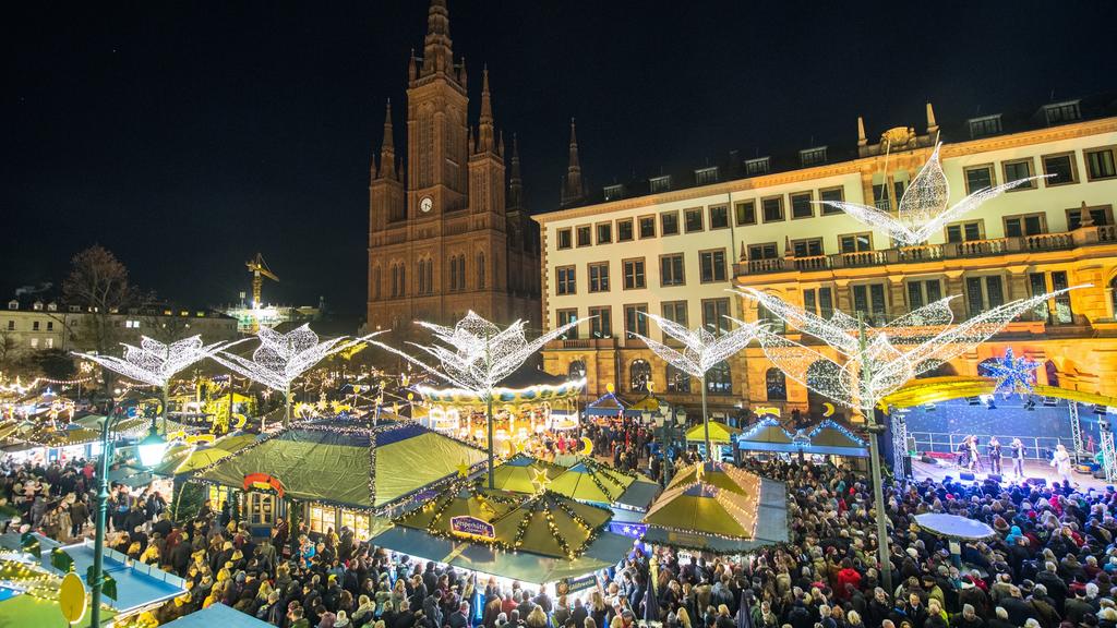 Der gut besuchte Weihnachtsmarkt in Wiesbaden, im Hintergrund die Marktkirche.
