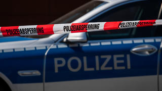 ARCHIV - 07.04.2020, Sachsen, Görlitz: Ein Polizeiauto steht hinter einem Absperrband der Polizei. (Zu dpa: «Rund 250 scharfe Waffen bei mutmaßlich rechten Aktivisten entdeckt»). Foto: Robert Michael/dpa-Zentralbild/dpa +++ dpa-Bildfunk +++