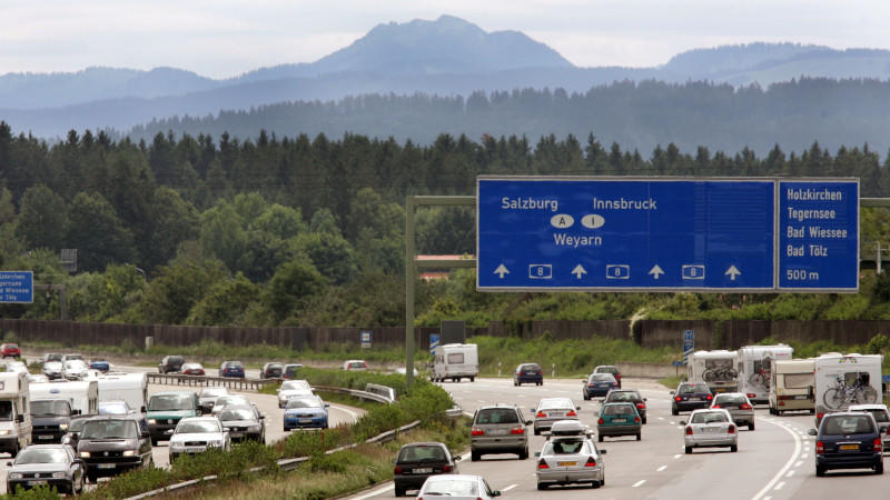 Tausende Autos kommen am Sonntag (24.07.2005) auf der A8 zwischen Salzburg und München nur langsam voran. Durch den starken Rückreiseverkehr zahlreicher Urlauber aus Österreich und Italien sind die Autobahnen in Oberbayern streckenweise regelrecht ve