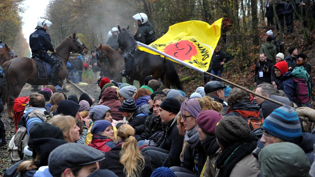 Mehrere hundert Atomkraftgegner sitzen am Sonntag (07.11.2010) im niedersächsischen Harlingen während einer Gleisbesetzung als Protest gegen den Castor-Transport und sind von Polizeibeamten umringt. Der zwölfte Atommülltransport aus der französischen