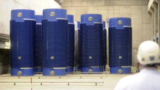 ARCHIV - 17.11.2010, Baden-Württemberg, Philippsburg: Das Foto zeigt das mit 34 Castor-Behältern gefüllte Zwischenlager für Atommüll am Kernkraftwerk. (zu dpa: «Untersteller nicht überrascht über Zwischenbericht zu Endlager") Foto: Uli Deck/dpa +++ dpa-Bildfunk +++