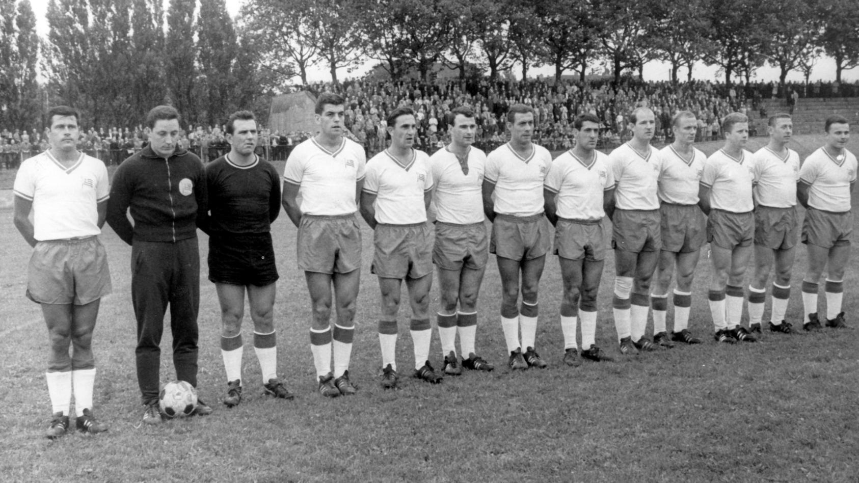 Die Mannschaft des neuen Fußball-Bundesligisten Tasmania 1900 nimmt am 31.07.1965 in Berlin Aufstellung zu einem Freundschaftsspiel gegen den Schweizer Ligaklub FC Winterthur. Tasmania wird auf Beschluss des Deutschen Fußballbundes in die aufgestockt