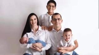 Natalie Arriete mit ihren Kindern, ihrem Mann und dessen Sohn.