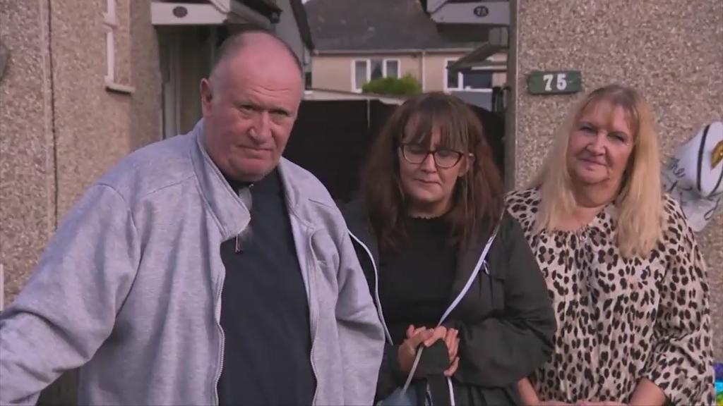 Mark Gregory nach seiner Entlassung aus der Klinik mit seiner Tochter Stacey (m.) und seiner Frau Yvonne (r.).