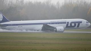 A Boeing 767 of Polish LOT airlines makes an emergency landing at Warsaw airport, November 1, 2011. A Boeing 767 flying from New York with some 230 people on board made an emergency landing at Warsaw's airport on Tuesday after trouble with landing gear. No one was hurt.   REUTERS/Stringer (POLAND - Tags: DISASTER TRANSPORT) POLAND OUT. NO COMMERCIAL OR EDITORIAL SALES IN POLAND
