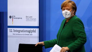 19.10.2020, Berlin: Bundeskanzlerin Angela Merkel (CDU) kommt mit Mund-Nasenschutz zum 12. Integrationsgipfel im Kanzleramt. Foto: Fabrizio Bensch/Reuters-Pool/dpa +++ dpa-Bildfunk +++