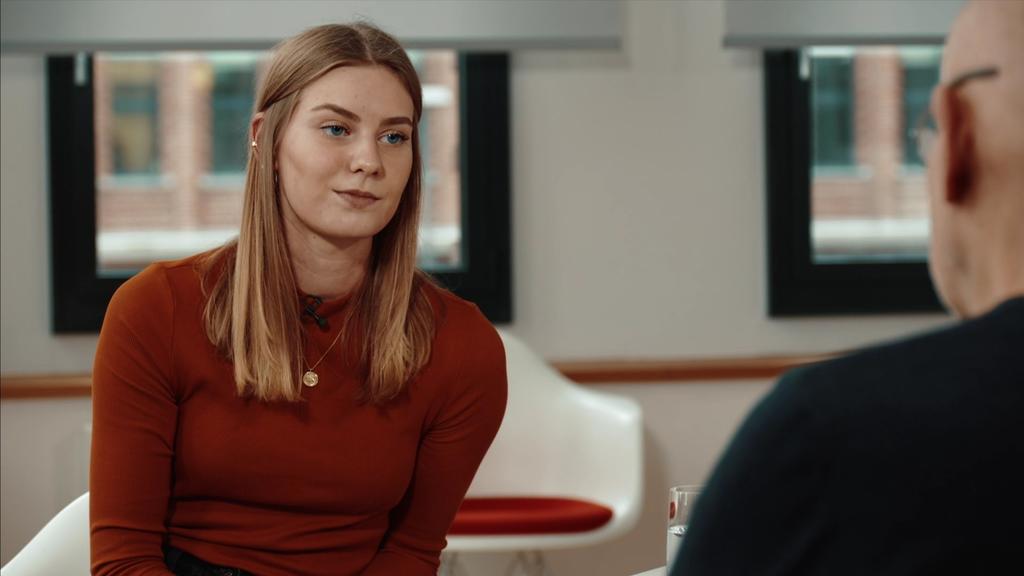 RTL-Reporterin Luisa im Gespräch mit Günter Wallraff