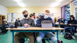 19.10.2020, Hamburg: Schüler einer 13.Klasse der Oberstufe der Stadtteilschule Niendorf sitzen mit Mund-Nasen-Bedeckungen im Deutsch-Unterricht. Nach zwei Wochen Herbstferien hat an Hamburgs Schulen am Montag wieder der Unterricht begonnen. Für Berufsschüler und die Schüler an den Oberstufen der allgemeinbildenden Schulen gelten verschärfte Corona-Bedingungen. (zu dpa "Erster Schultag für Hamburgs Schüler nach den Herbstferien") Foto: Daniel Bockwoldt/dpa +++ dpa-Bildfunk +++