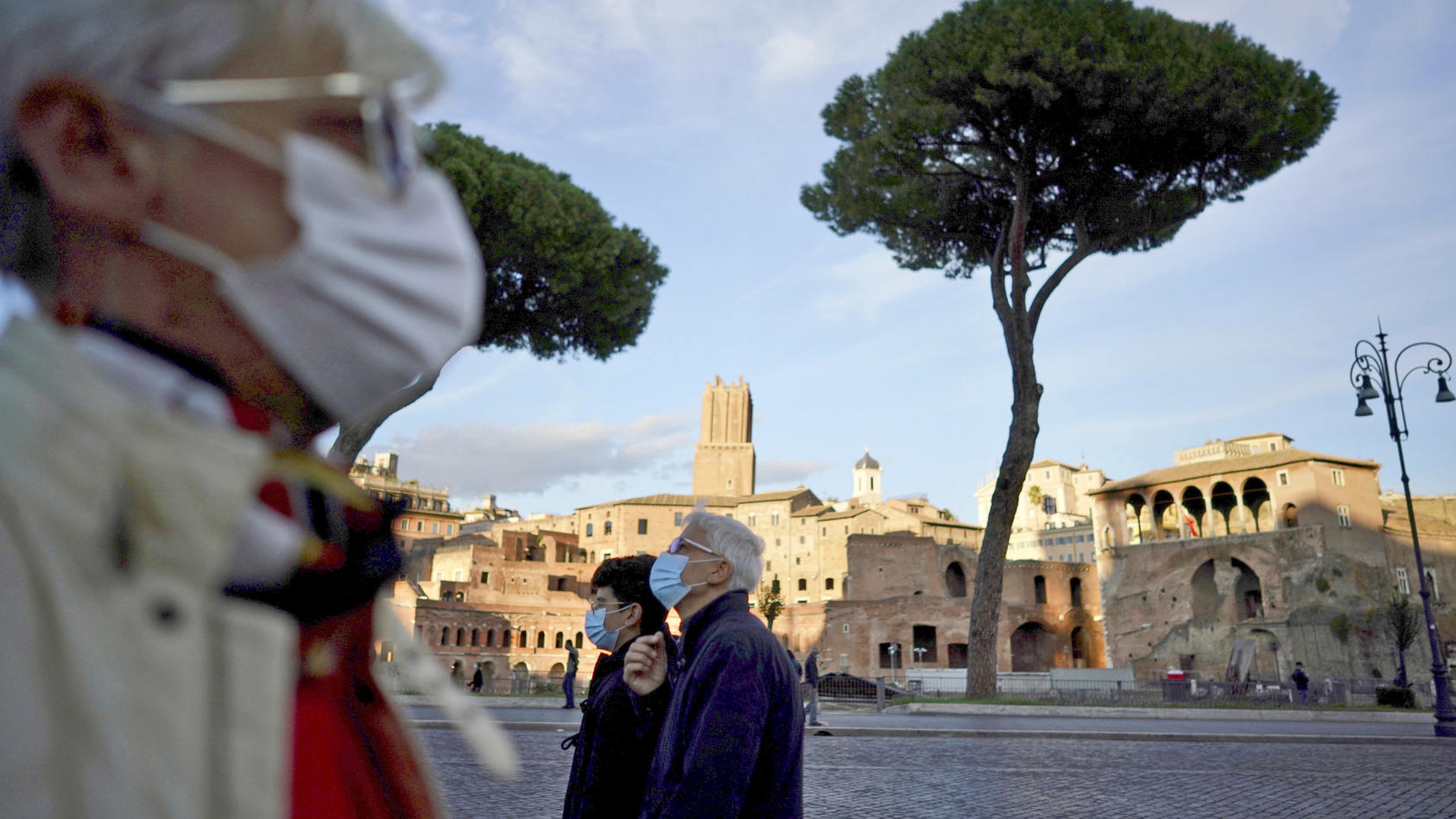 13.10.2020, Italien, Rom: Passanten mit Mund-Nasen-Bedeckungen spazieren in Rom. Italiens Regierung hat die Schutzmaßnahmen während der Corona-Pandemie weiter verschärft. Foto: Andrew Medichini/AP/dpa +++ dpa-Bildfunk +++