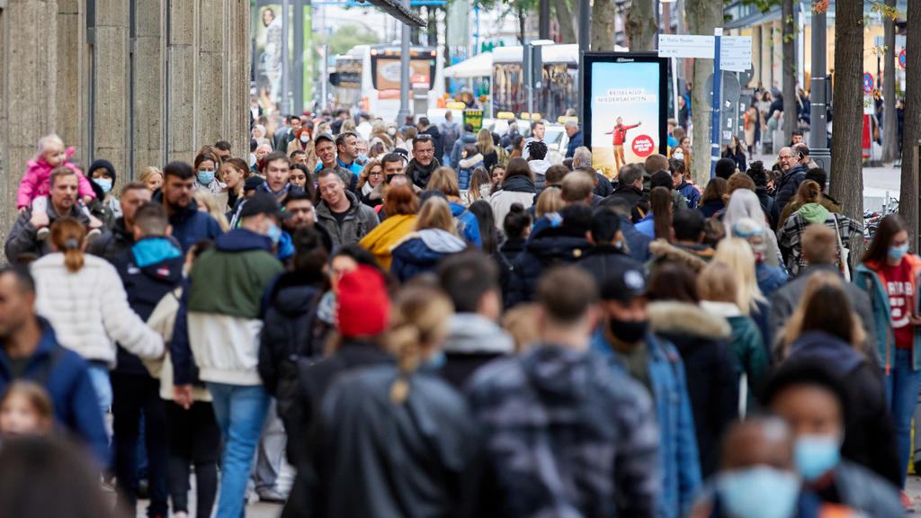 17.10.2020, Hamburg: Passanten mit und ohne Maske gehen am Samstag über die Mönckebergstraße, eine der Haupteinkaufsstraßen der Stadt. Foto: Georg Wendt/dpa - ACHTUNG: Verwendung nur im vollen Format +++ dpa-Bildfunk +++