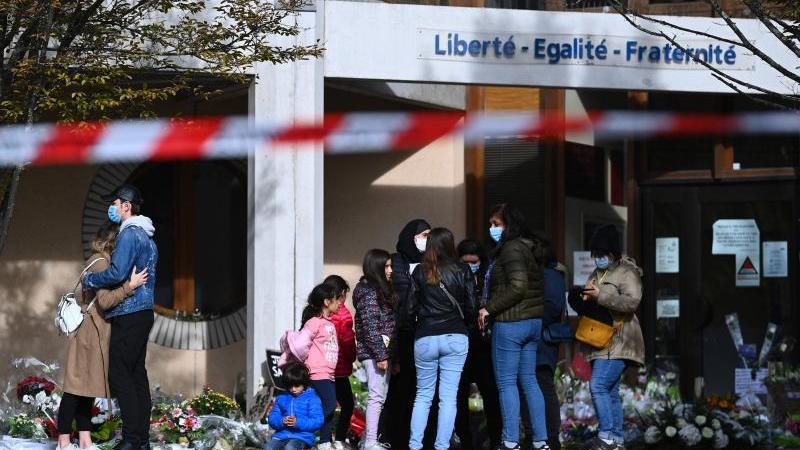 Nach Ermordung eines Lehrers bei Paris