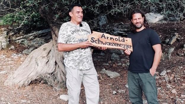 Karl und Adam bringen Namensschild Schwarzenegger an