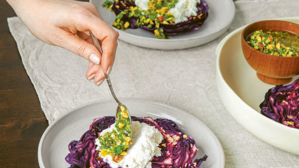 Ricotta und Haselnuss-Gremolata auf Rotkohl-Steaks