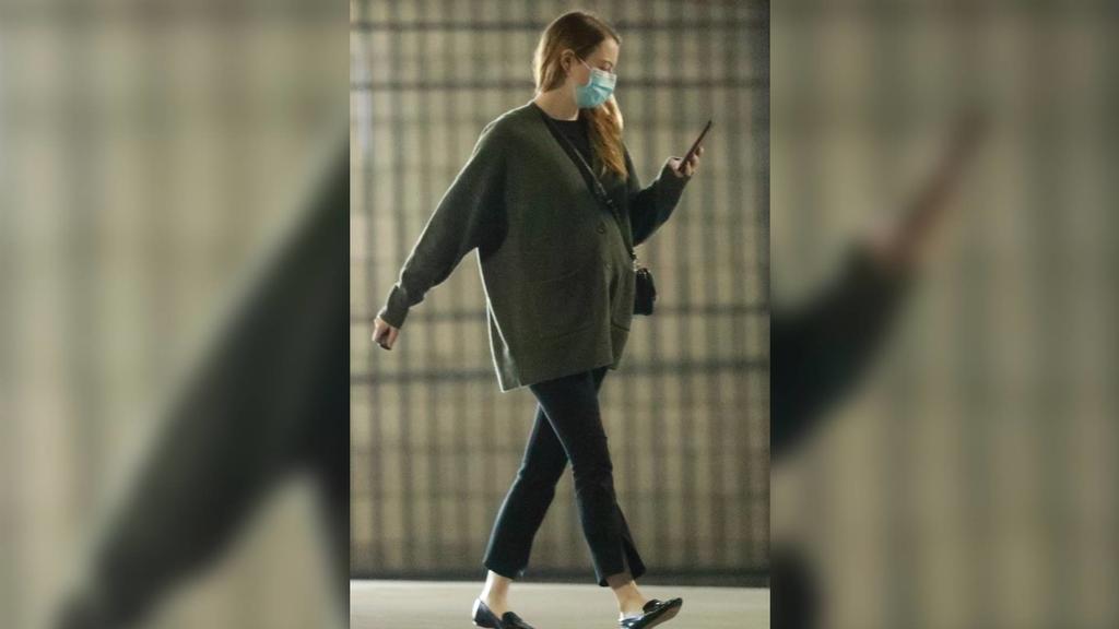 Emma Stones Babybauch wird hier sehr deutlich!